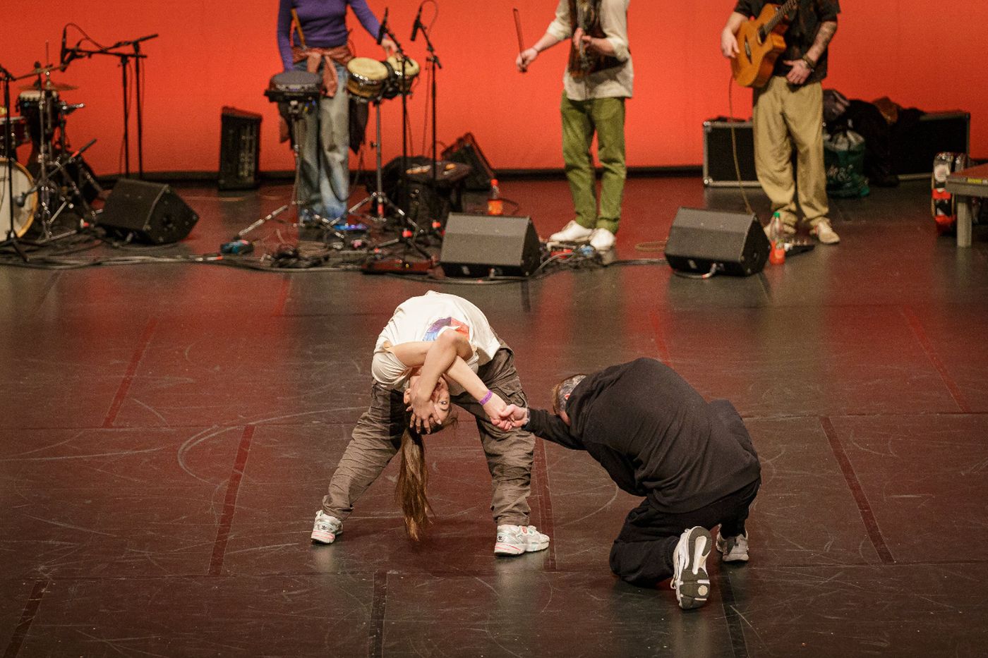 Tänzerinnen und Tänzer einer internationalen Urban-Dance-Compagnie auf der Bühne