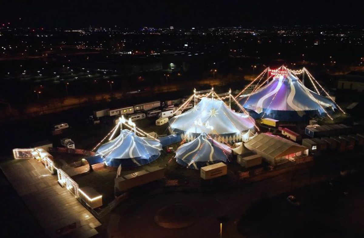Beleuchtete Zelte des Dresdner Weihnachts-Circus am ELBEPARK bei Nacht